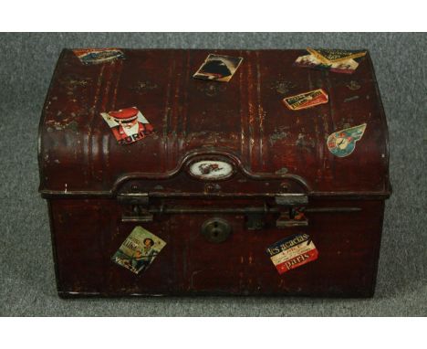 A vintage metal steamer trunk. H.45 W.69 D.47cm. 