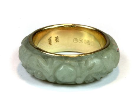 A 14ct yellow gold mounted Chinese carved jade ring (M).