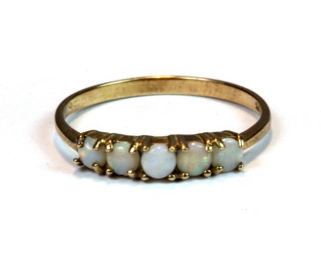 A 9ct yellow gold opal set ring (O.5).