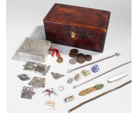 Mixed lot to include a 9ct gold brooch, silver locket, Japanese willow pattern trinket box, brooches , pocket knife etc.in a 