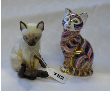 ROYAL WORCESTER KITTENS: SIAMESE 10CM AND THE ROYAL CROWN DERBY SEATED CAT (SEAL DEFICIENT) 13CM 