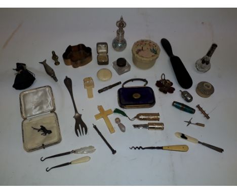Nineteenth Century and Later Collectibles and Trinkets,  various items including enamelled necessaire, velvet purse, enamelle