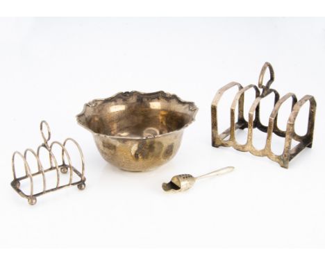 Four items of early 20th Century silver, including a toast rack, a letter rack, a bowl and a small sugar sifter shovel, 8.7 o