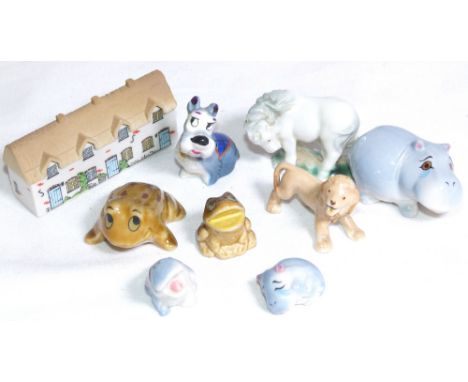 OLD WADE FIGURES. Box of old Wade figures