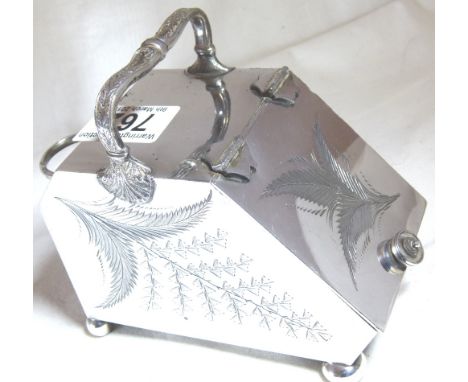 SILVER PLATED SUGAR SCUTTLE. Silver plated sugar scuttle with trowel spoon