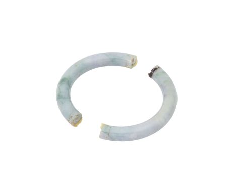 2 lose Teile eines Jadearmreifs, Jadeit bläulich grün, ca. 8 cm lang (ohne Biegung), mit Kleberesten. Alle Steine ohne detail