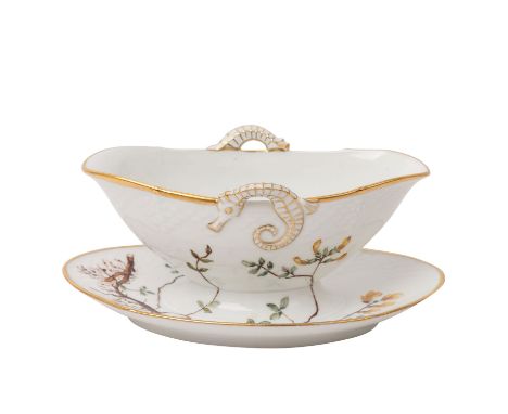 BING & GROENDAHL Saucière, 2. Wahl, um 1934. Saucière mit festem Untersatz und Handhaben in Form von Seepferdchen, mit feiner