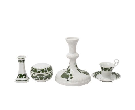 MEISSEN 5-tlg Konvolut Gefäße 'Weinlaubdekor', 1. Wahl, 19./ 20. Jh. bestehend aus kleiner Vase, Pfeiffer-Zeit (1924-34), H 1
