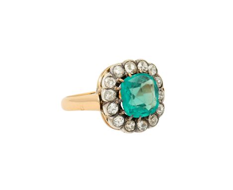 Ring mit grünem Imitationsstein umgeben von Altschliff-Diamanten zus. ca. 0,50 ct mittlere bis niedere Farbe und Reinheit, GG