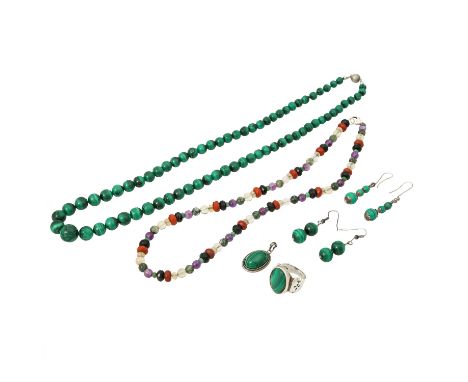 Schmuckkonvolut 6-teilig, best. aus Kette, Ring, Anhänger, 2 Paar Ohrhänger mit Malachit und 1 Quarzkette. Silber. RW: 53, L: