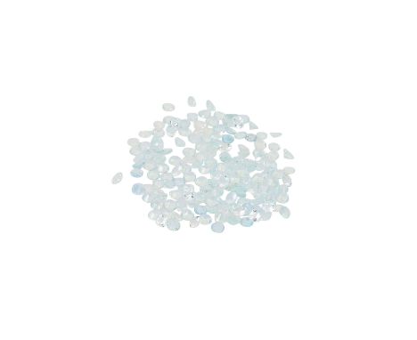 Konvolut 152 hellblaue Aquamarine zus. 60,95 ct, ca. 5 mm, transparent, WBW: ca. 4 € pro Carat, gut bis sehr guter Zustand. A