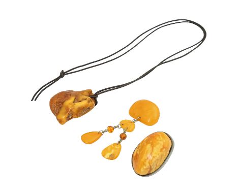 Bernsteinkonvolut: Anhänger an Lederarmband, Ring, Brosche, Silber und Metall, Gesamtgewicht: 64,0 g, RW: 55, 20./21. Jh., Tr