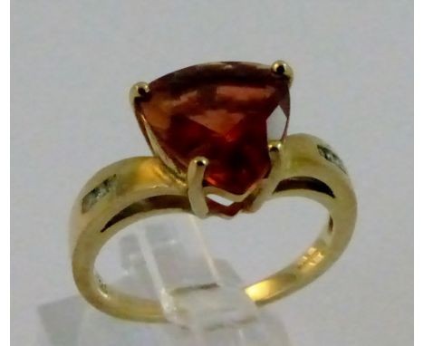 9 ct yellow gold red andesine and diamond set ring. 3g. Size N.