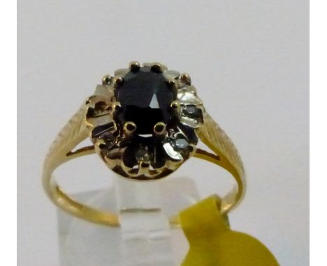 9 ct gold sapphire and diamond cluster ring size Q