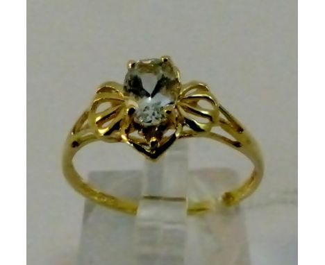 9 ct gold and white topaz ring. Size O