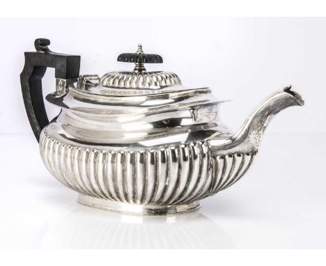 An Edwardian silver teapot by Round & Son, 18.6 ozt, with black applied handle and finial, Sheffield 1906