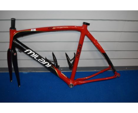 A Milani 228 full carbon bike frame with Tommasini carbon forks, excellent condition.
no damage to note.
approx 23 inch bar m