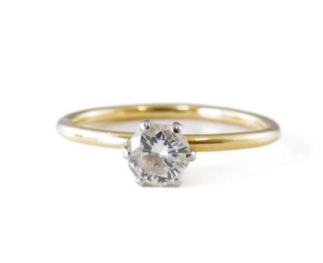 A SINGLE STONE DIAMOND RINGClaw set with a round brilliant cut diamond, detailed 18 CT, ring size K½, gross weight 1.5 gramsC