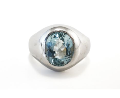 A WHITE GOLD AND AQUAMARINE SINGLE STONE RINGCollet set with an oval cut aquamarine, detailed 375, ring size L, gross weight 