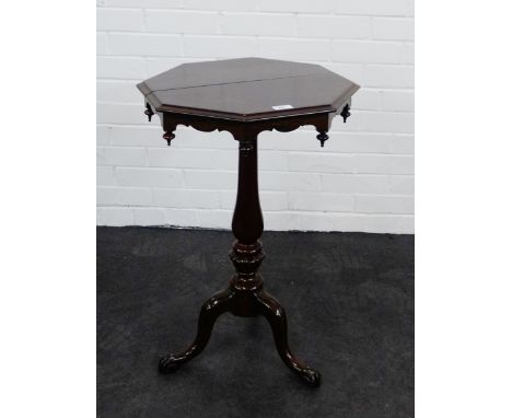 Mahogany octagonal occasional table on a baluster column and tripod support , 71 x 45cm 