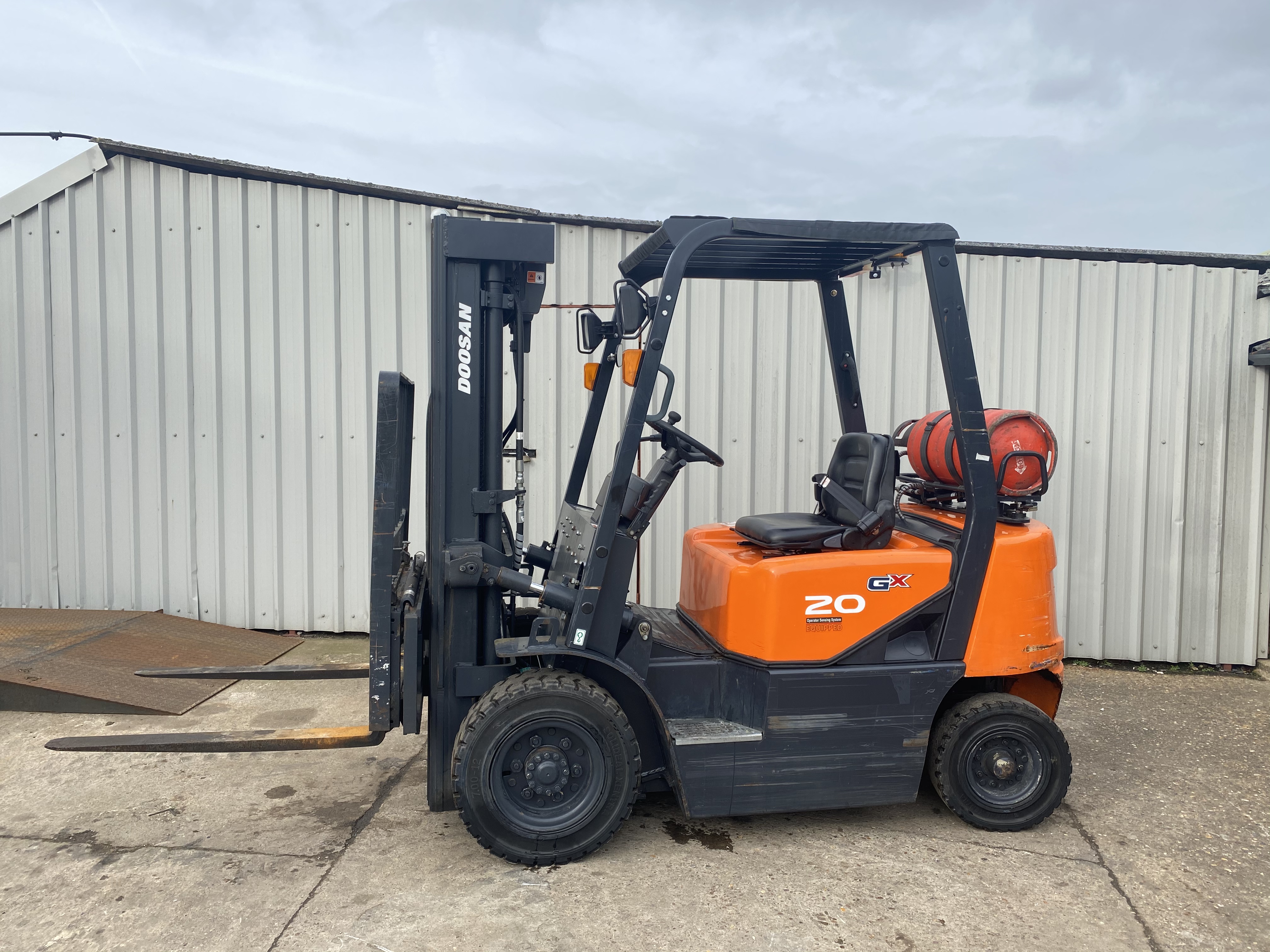 MA DOOSAN 2 TON GAS FORKLIFT, YEAR 2016, TRIPLE MAST, FREE LIFT