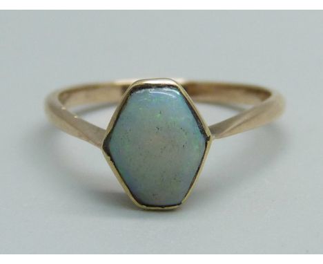 A 9ct gold and opal ring, 1.3g, L 