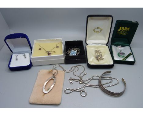 A collection of silver jewellery and a plated jade pendant 