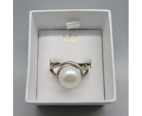 A silver and Jersey pearl ring, size R 