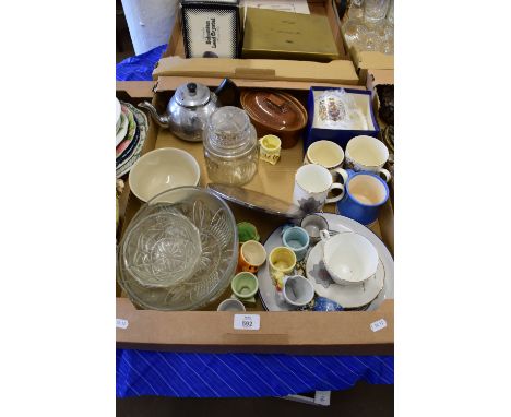 TRAY CONTAINING CERAMIC AND GLASS WARES INCLUDING SILVER PLATED PLAQUE "1977 THE QUEEN'S SILVER JUBILEE" ETC
