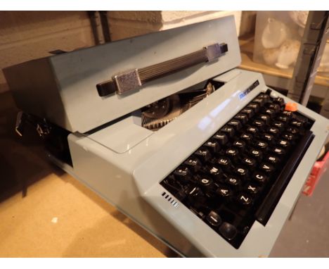 Retro Maritso 30 cased typewriter