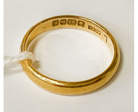 22 CT GOLD WEDDING BAND - APPROX 3.5 GRAMS SIZE K 
