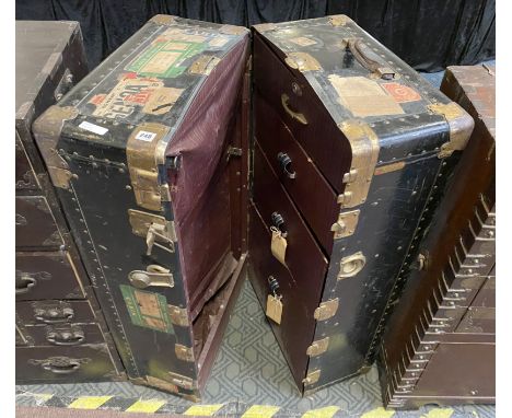 TRAVEL TRUNK