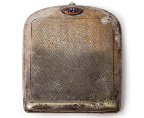 AN EARLY 20TH CENTURY NOVELTY WHITE METAL CIGARETTE CASE in the form of an Opel automobile radiator cover, with blue glass in