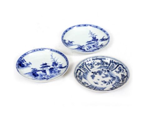 A PAIR OF ORIENTAL PORCELAIN SAUCERS decorated in cobalt blue from the Nanking Cargo, each 11.8cm diameter together with a fu