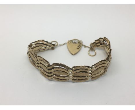 A 9ct gold gate bracelet, approx 12.6g.