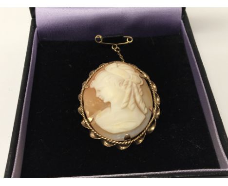 A 9carat gold mounted cameo portrait brooch.