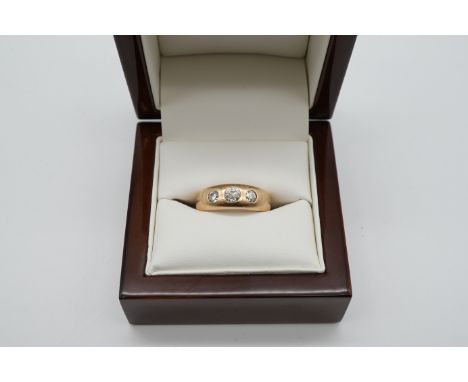 Brillant Ring Klassischer Bandring in Gelbgold 585/-, 3 Brillanten, ges. ca. 0,70 ct., W/VVS-VS, Ringgröße 52, 8,1gr.