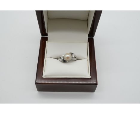 Ring mit Perle und Brillanten Weißgold 585/-, Perle und zwei Brillanten, ca. 0,15ct. Ringgröße 57, 4,4gr.