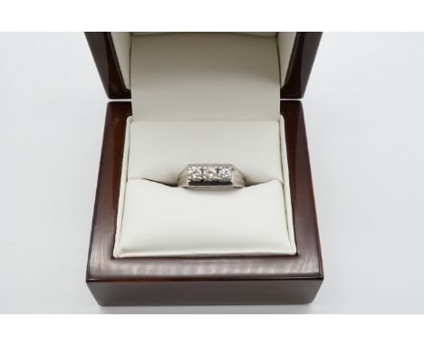Brillant Ring Weißgold 585/-, 3 Brillanten ges. ca. 0,55 ct., gute Farbe und Reinheit, Ringgröße 52, 5,3gr.