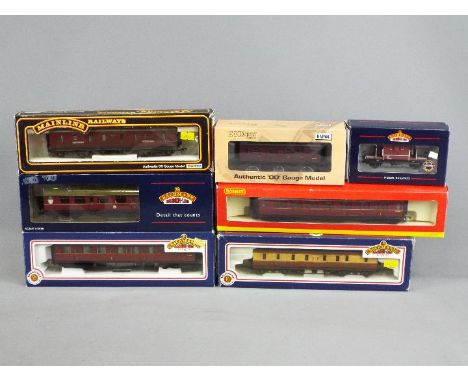 Bachmann, Hornby, Mainline, Dapol  - Seven boxed OO gauge items of passenger and freight rolling stock. Lot includes Bachmann