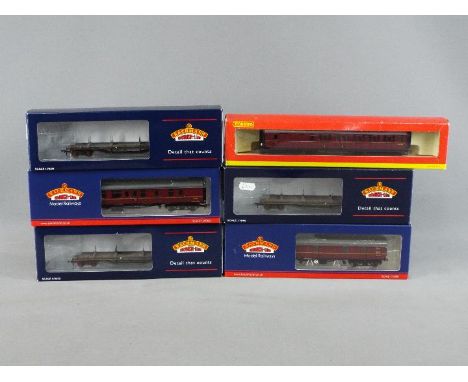Bachmann, Hornby - Six boxed OO gauge items of passenger and freight rolling stock. Lot includes Bachmann 33-856 30 ton Bogie