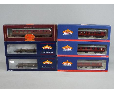 Bachmann, Hornby - Six boxed OO gauge items of passenger and freight rolling stock. Lot includes Bachmann 33-850A 30 Ton Bogi