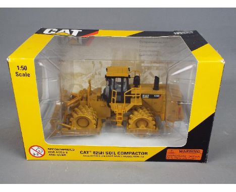 Norscot - A boxed 1:50 scale diecast Norscot #55165 Caterpllar 825H Soil Compactor. The model appears to be in Mint condition