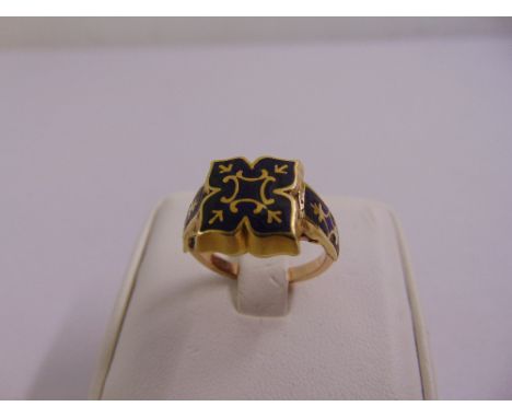 A gold and enamel signet ring, approx total weight 4.0g