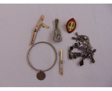 A quantity of jewellery to include two 9ct gold brooches, a necklace and a bangle