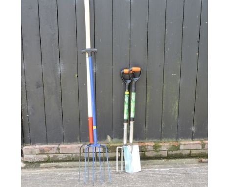 A stainless steel garden fork and spade, together with long and short manure forks 