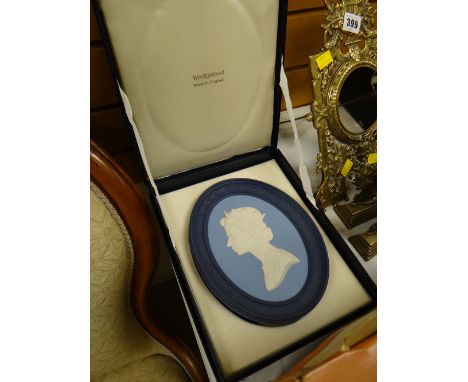 A boxed Wedgwood Queen Elizabeth II limited edition plaque 325/500