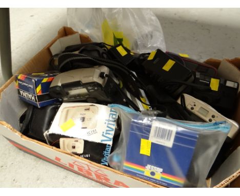 A tray of vintage & instamatic cameras