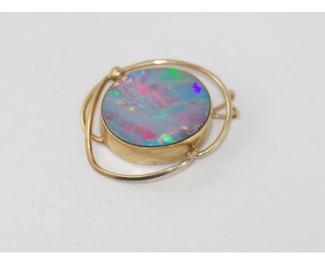 10ct yellow gold and opal pendant with broad flashes of red, weight: approx 6.4 grams