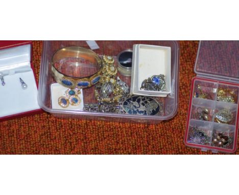 Quantity of silver and costume jewellery including opal bracelet, brooch, earrings and pendant, Silver Siam jewellery and var